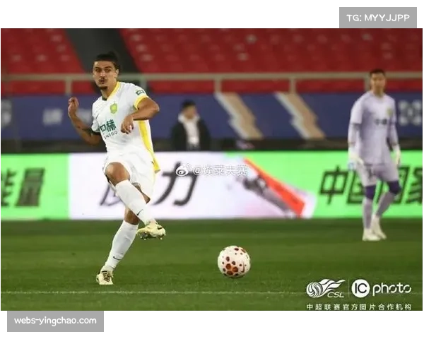 北京国安后卫拉莫斯比赛第12分钟伤退，柏杨替补登场